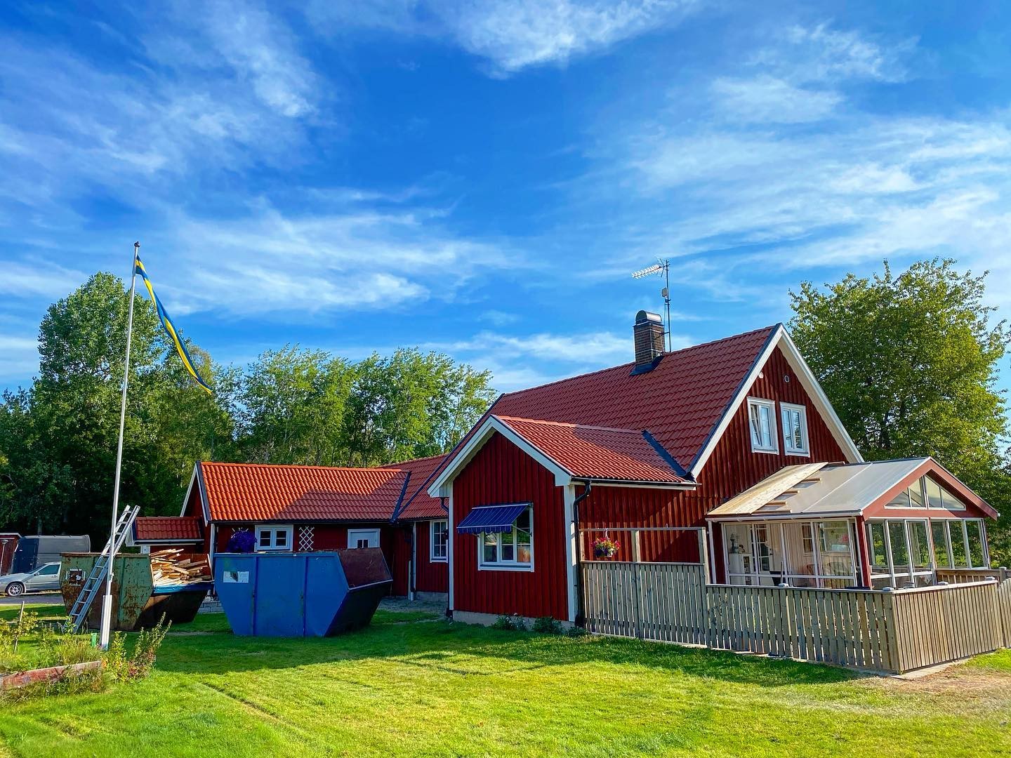Röd villa med tegeltak under blå himmel