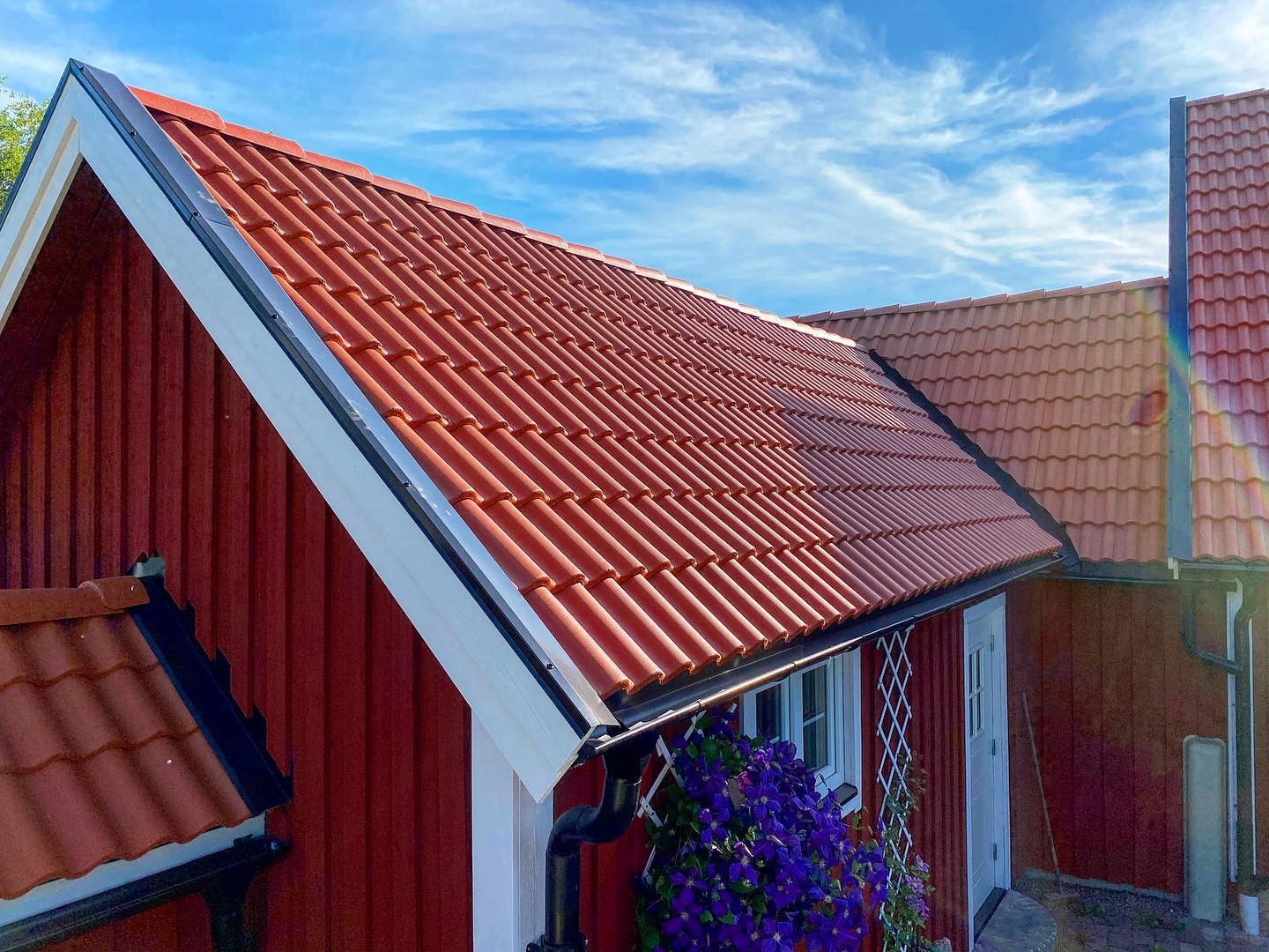 Rött tegeltak med vindskivor och plåtdetaljer